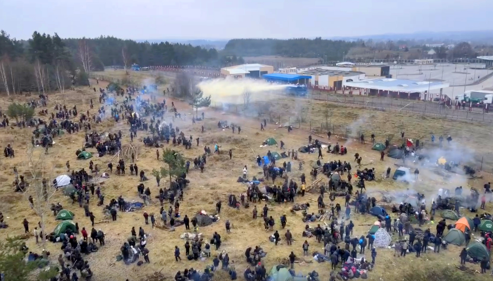 Polonya, Sınırı Geçmek İsteyen Göçmenlere Gaz ve Ses Bombalarıyla Müdahale Etti