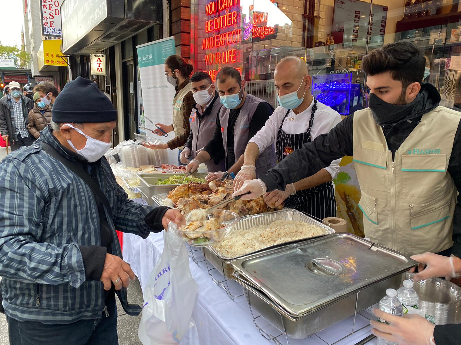 Hasene Amerika Manhattan’da Evsizlere Yemek Dağıttı