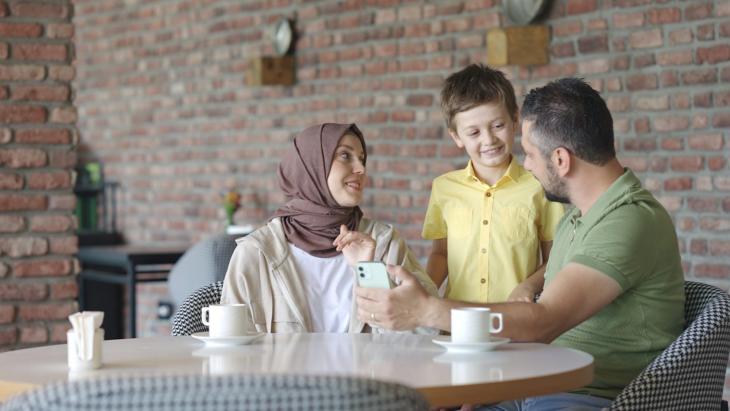 Hayatı Ekrandan Değil, Candan Yaşamalı